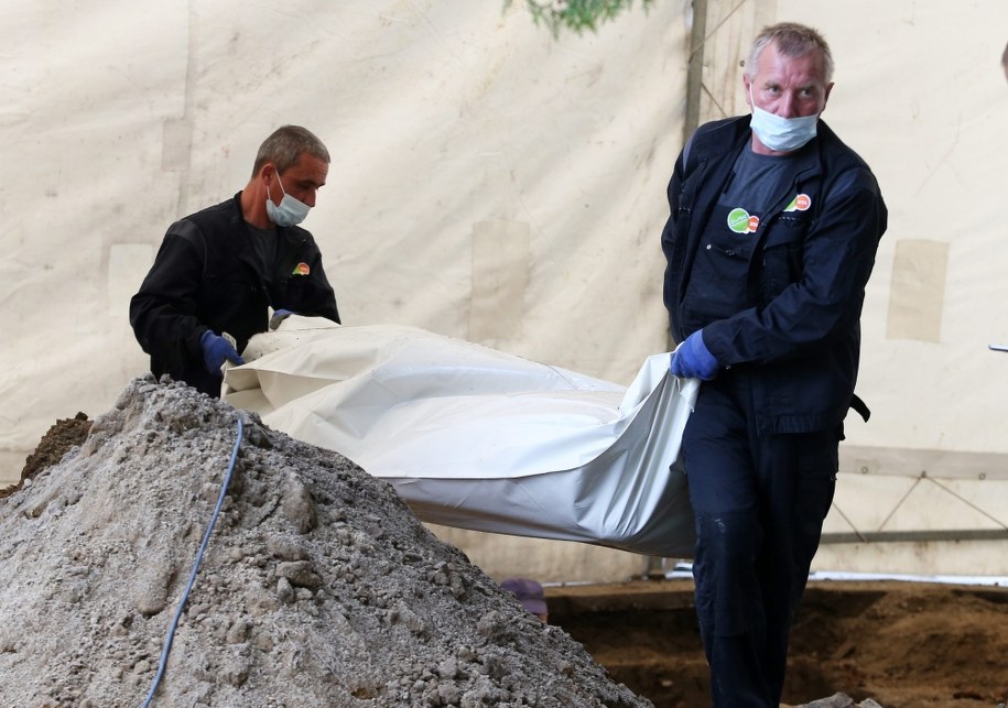 Prace przy ekshumacji szczątków żołnierzy Armii Czerwonej ze zbiorowej mogiły przed pomnikiem w centrum miasta /PAP/Grzegorz Momot /PAP