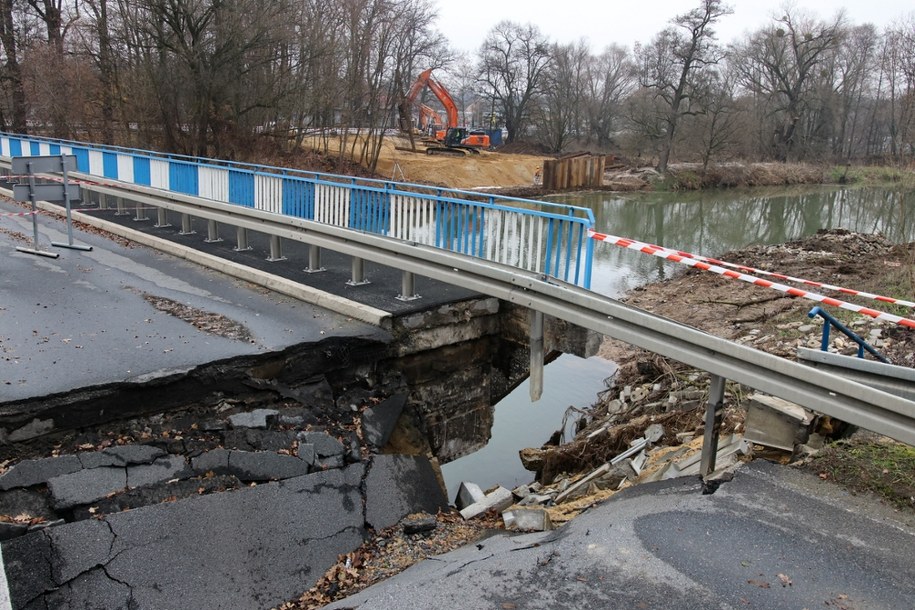 Prace przy odbudowie mostu w Krapkowicach, listopad 2024 r. /Krzysztof Świderski /PAP