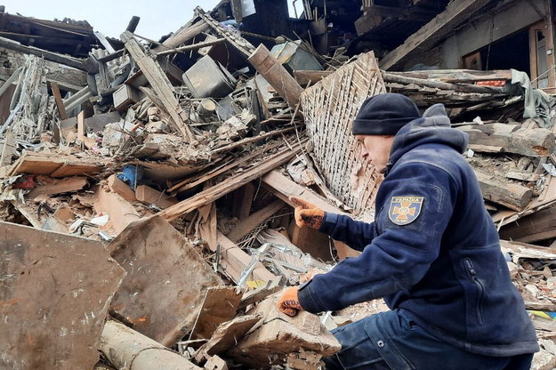Prace przy odgruzowywaniu ruin budynków w Charkowie zniszczonych przez rosyjskie bombardowania /DSNS /PAP