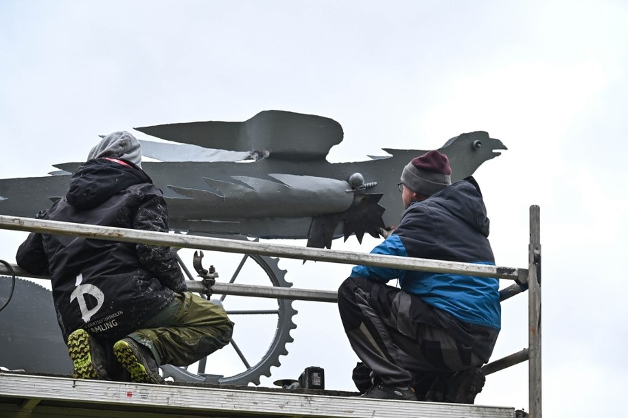 Prace przy renowacji rzeźby "Ogniste ptaki" Władysława Hasiora w Parku Kasprowicza w Szczecinie /Marcin Bielecki /PAP