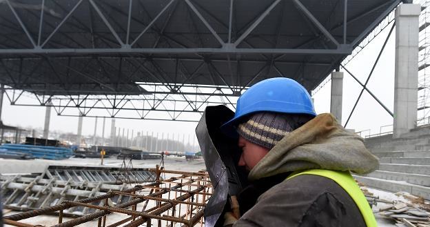 Prace przy zadaszeniu pierwszej w Polsce krytej hali lodowej do łyżwiarstwa szybkiego /PAP