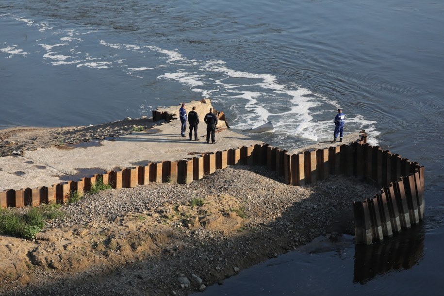 Prace przygotowawcze przed rozpoczęciem budowy na Wiśle mostu pontonowego w celu przesyłu ścieków do oczyszczalni "Czajka", na wysokości ulicy Farysa na warszawskich Bielanach / 	Tomasz Gzell    /PAP