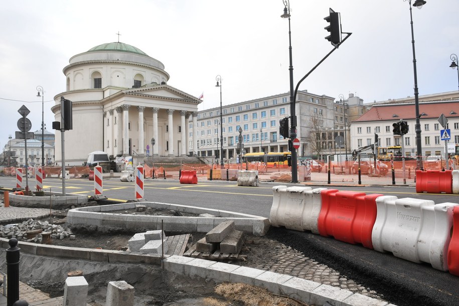 Prace remontowe na pl. Trzech Krzyży w Warszawie /Radek Pietruszka/PAP /PAP