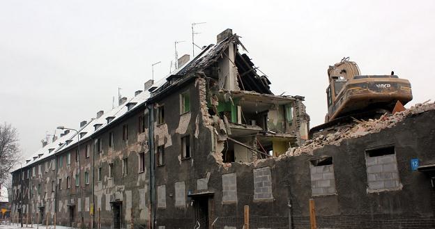 Prace rozbiórkowe budynków na osiedlu Karb w Bytomiu, fot. Artur Barbarowski /Agencja SE/East News