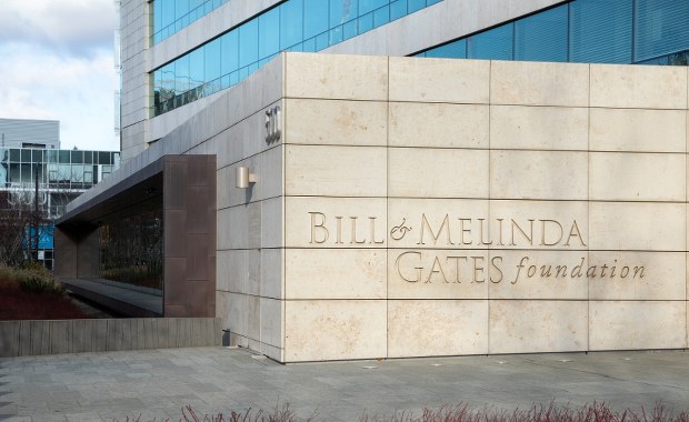 Pracę tam ma stracić pół tysiąca osób. W tle powiązania z Epsteinem?