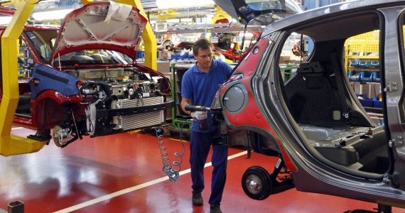 Pracę w fabryce Fiata łącznie straci 1450 osób /Andrzej Grygiel /PAP