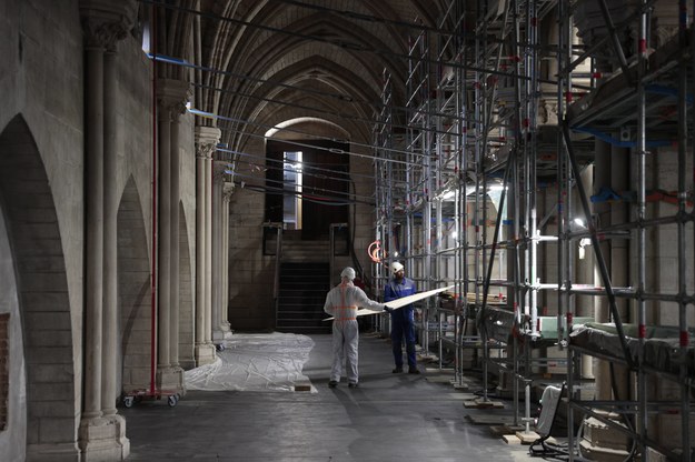 Prace w katedrze Notre-Dame na zdj.  28 lipca 2022 r. /	GEOFFROY VAN DER HASSELT / POOL /PAP/EPA