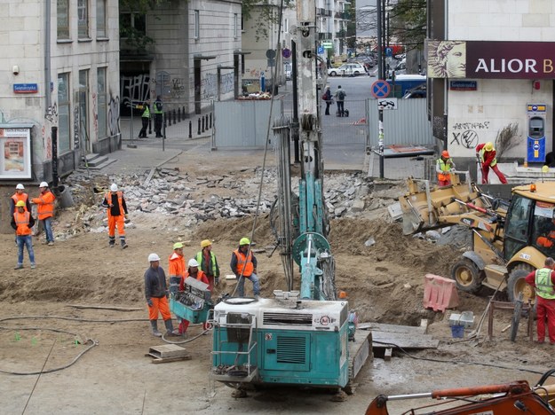 Prace zabezpieczające przy osuwisku, które powstało na skrzyżowaniu ulic Świętokrzyskiej i Szkolnej /PAP /PAP