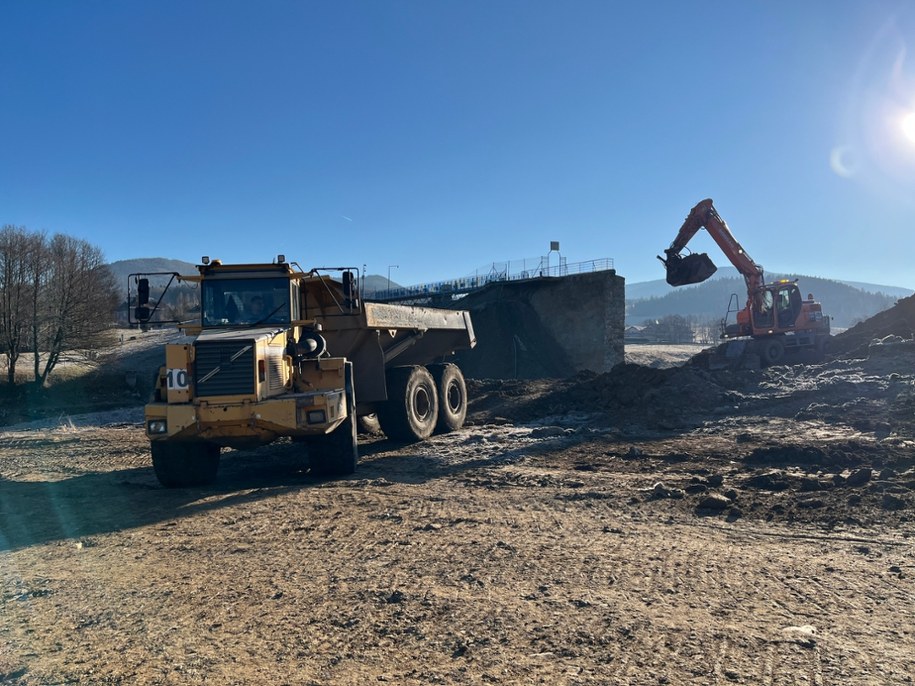 Prace zabezpieczające przy tamie /Martyna Czerwińska /RMF FM