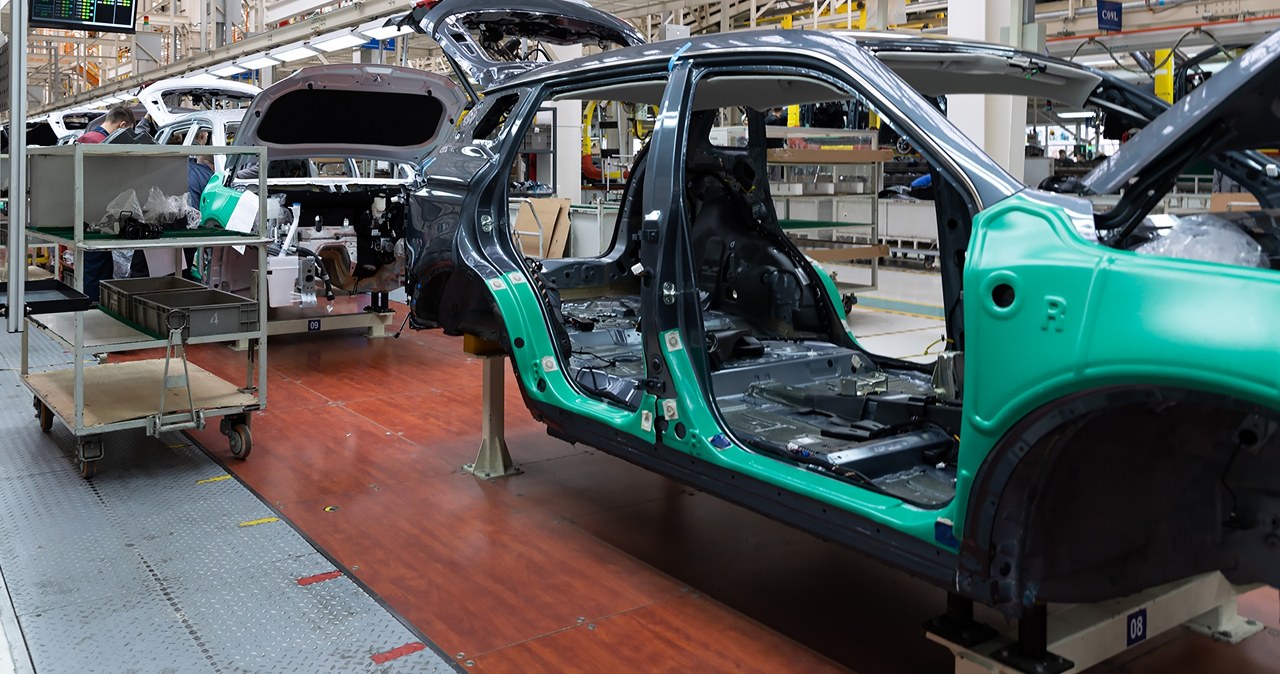 Pracodawca zapewnia umowę o pracę zgodną z niemieckim prawem oraz gwarantowaną liczbę godzin w miesiącu, co w branży produkcyjnej ma kluczowe znaczenie dla stabilności wypłat.