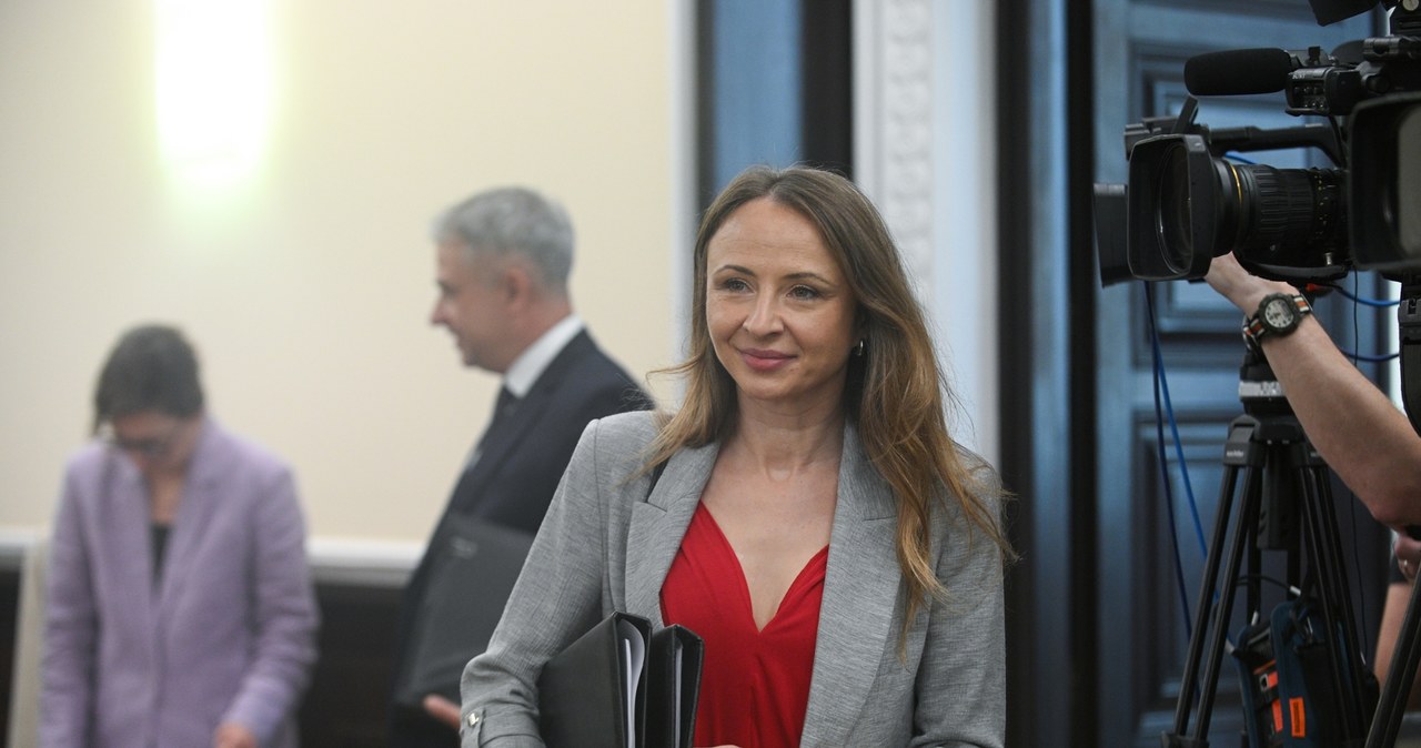 Pracodawcy biorący udział w pilotażu 4-dniowego tygodnia pracy będą musieli zapłacić wyższy podatek i składkę zdrowotną od subwencji, którą dostaną z Funduszu Pracy / 	Marcin Obara  /PAP