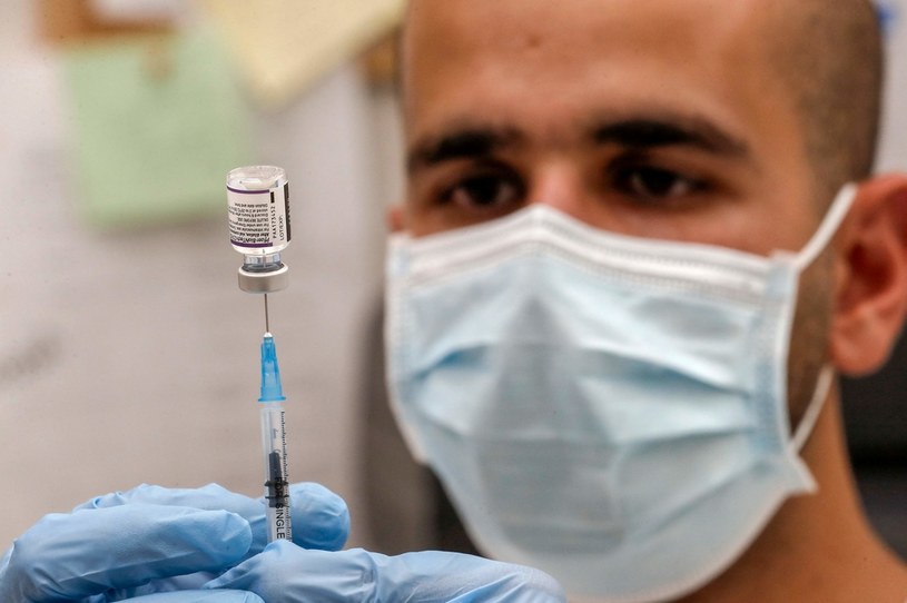 Pracodawcy powinni umożliwić szczepienia pracownikom w godzinach pracy /AFP