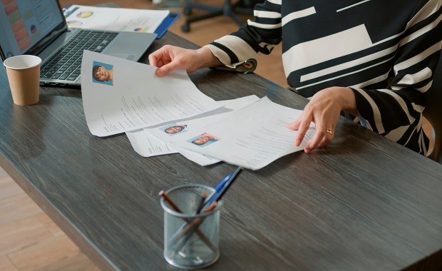 Pracodawcy wstrzymują rekrutacje. Ubywa ofert pracy