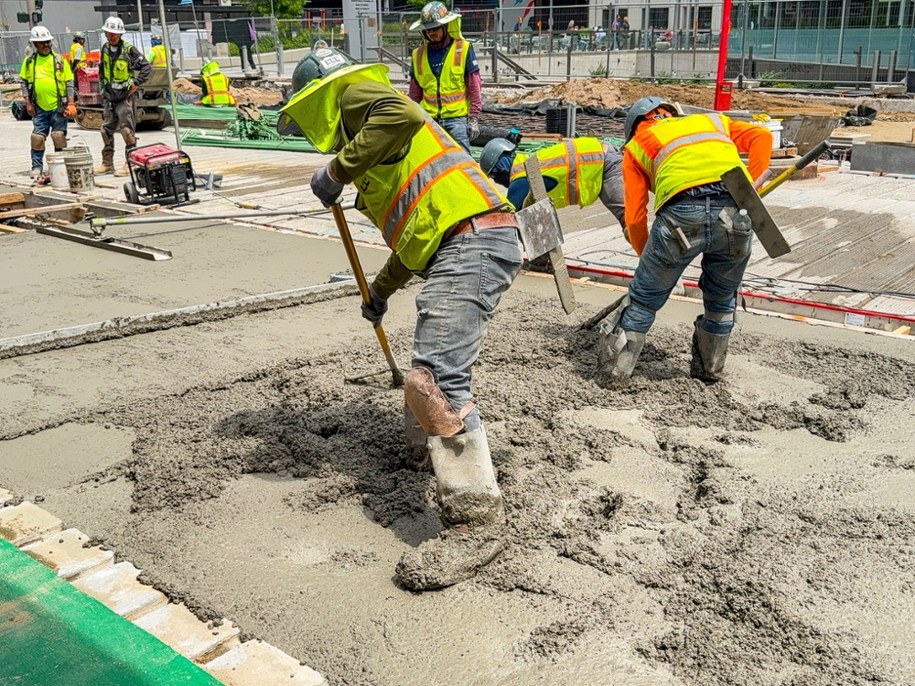 Pracodawcy zlikwidowali w lutym 92 tys. miejsc pracy. /Shutterstock