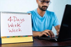 Pracować 4 dni w tygodniu i tyle samo zarabiać? To naprawdę działa!