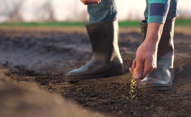 Pracował w polu, został postrzelony. W pobliżu jest policyjna strzelnica