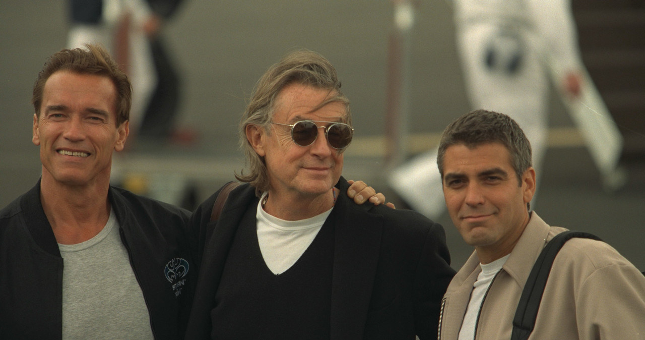 Pracował z największymi gwiazdami Hollywood. Joel Schumacher (C) z Arnoldem Schwarzeneggerem (L) i Goerge'em Clooneyem (P) /THIERRY ORBAN/Sygma /Getty Images