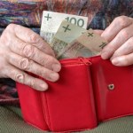 Pracowała po przejściu na emeryturę. ZUS obniżył jej świadczenie o 800 zł