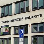 Pracowali na "śmieciówkach" i "na czarno". Dzieci zostały z niczym