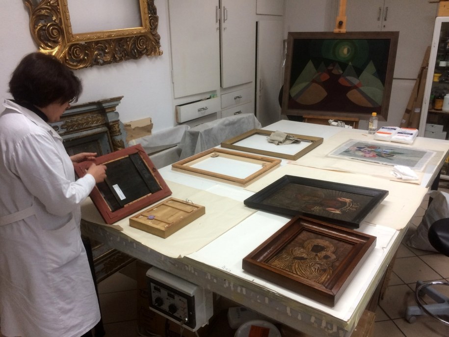 Pracownia renowacji w Muzeum Lubelskim na Zamku. Specjalny stół, który pozwala zapewnić eksponatom jak najlepsze warunki /Krzysztof Kot (RMF FM) /RMF FM