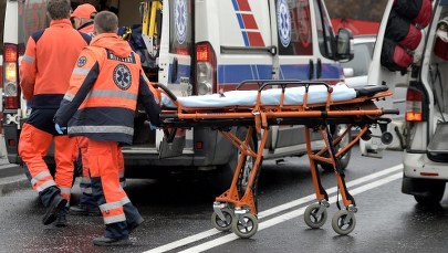 Pracownica doznała udaru. Szef wywiózł ją poza zakład i wezwał policję do… pijanej kobiety 