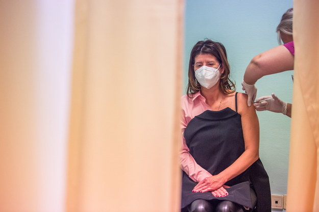 Pracownica szpitala w Budapeszcie otrzymuje dawkę szczepionki przeciw Covid-19 /ZOLTAN BALOGH /PAP/EPA