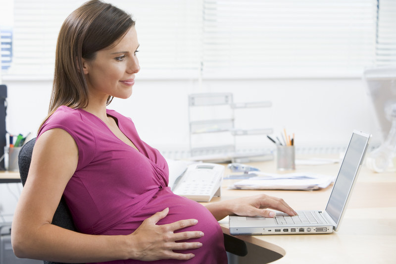 Pracownica w ciąży jest chroniona w tym okresie przed wypowiedzeniem i rozwiązaniem stosunku pracy /&copy; Panthermedia