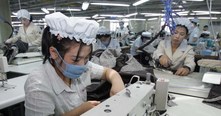 Pracownice w fabryce południowokoreańskiej firmy odzieżowej w międzykoreańskim parku przemysłowym w Kaesong (zdj. ilustracyjne) /DONG-A ILBO /AFP
