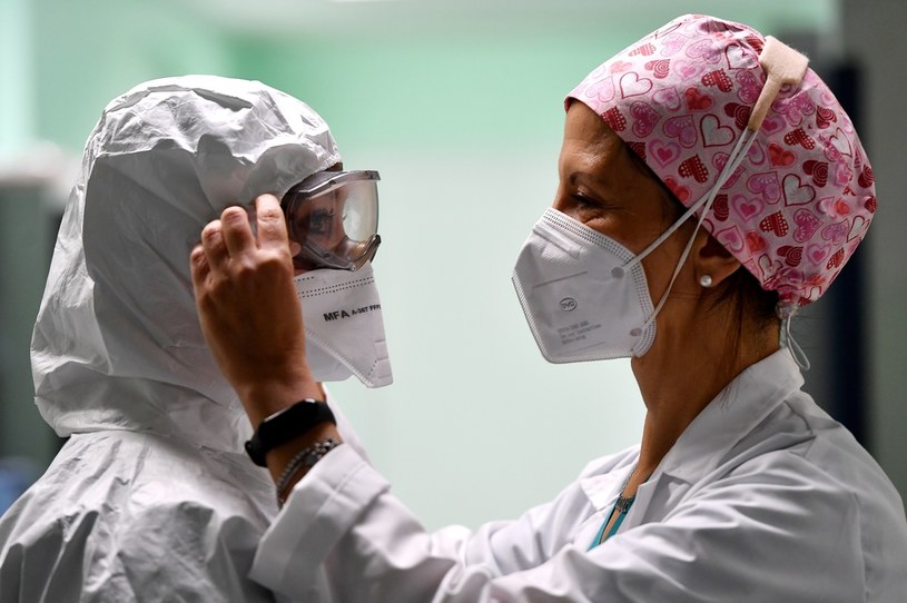 Pracownice włoskiej służby zdrowia /TIZIANA FABI/AFP /AFP