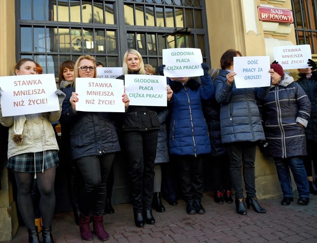 Pracownicy administracyjni Sądu Rejonowego w Przemyślu i popierający ich sędziowie podczas 15-minutowej pikiety / 	Darek Delmanowicz    /PAP