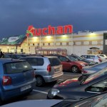Pracownicy Auchan bez podwyżek. "Część otrzyma niższe wynagrodzenie" 