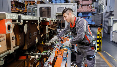 Pracownicy Audi testują pierwsze egzoszkielety