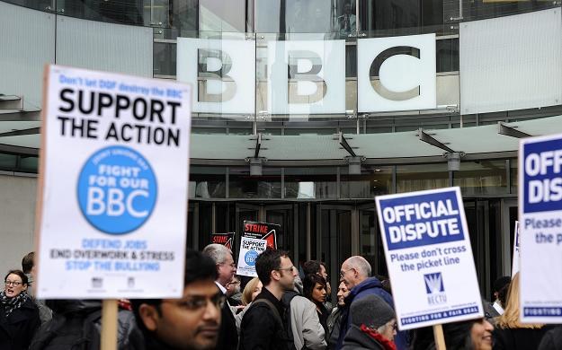 Pracownicy BBC w czasie 12-godzinnego strajku pod BBC Broadcasting House w Londynie /EPA