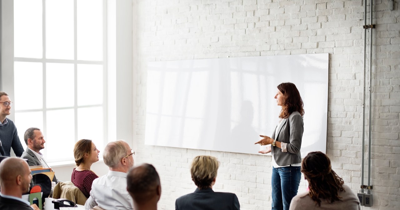 Pracownicy biurowi nie będą mieli szkoleń BHP? /123RF/PICSEL