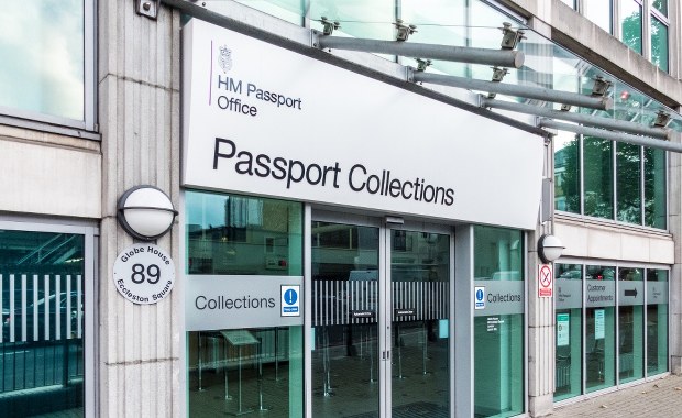 Pracownicy brytyjskich biur paszportowych grożą strajkiem 