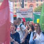 Pracownicy cywilni protestują pod siedzibą MON. Ultimatum dla Błaszczaka