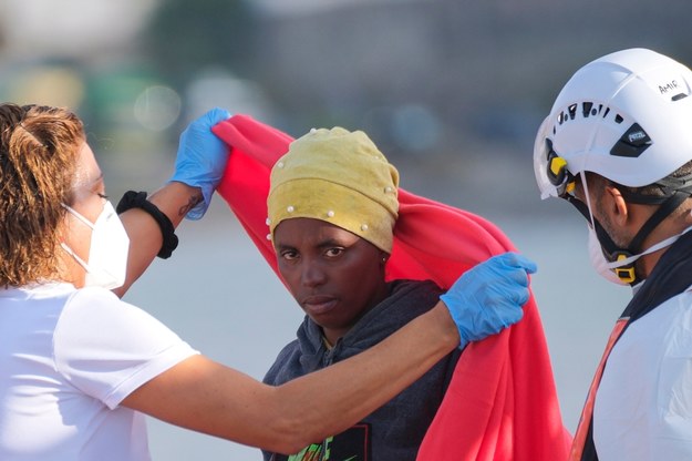 Pracownicy Czerwonego Krzyża i migrantka na Wyspach Kanaryjskich /ANGEL MEDINA G.   /PAP/EPA