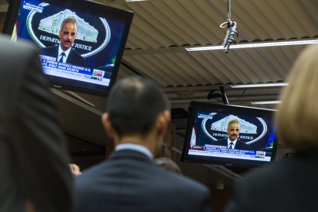 Pracownicy departamentu sprawiedliwości słuchający oświadczenia prokuratora generalnego Erica Holdera /JIM LO SCALZO /PAP/EPA