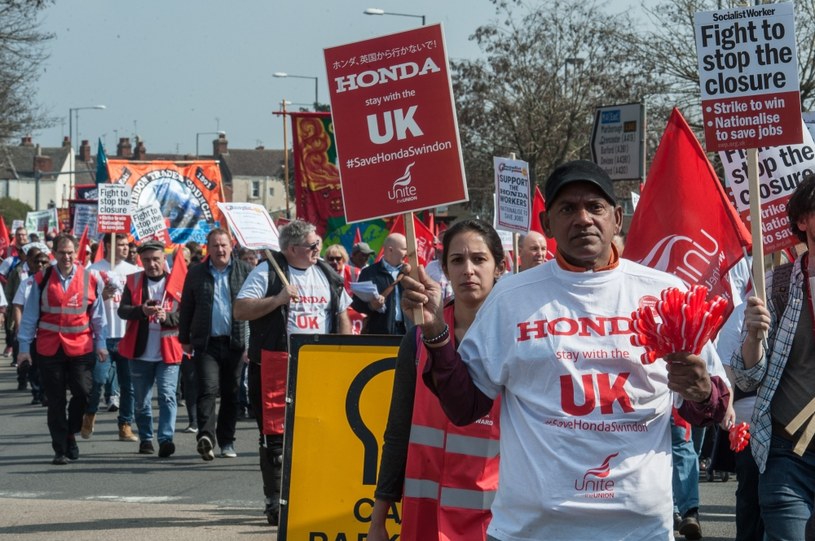 Pracownicy fabryki Hondy w Swindon protestują przeciwko planom zamknięcia jej /Getty Images