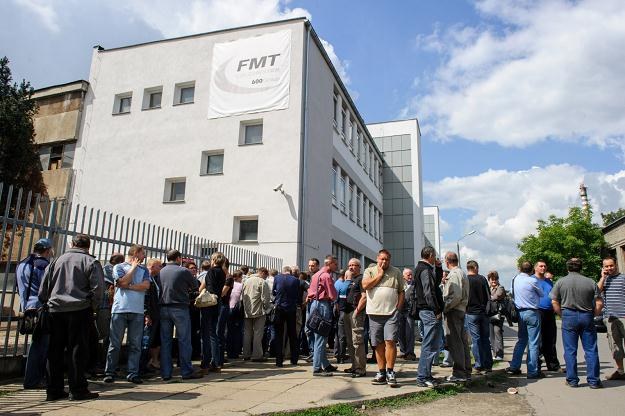 Pracownicy Fabryki Maszyn Tarnów, którzy w piątek przyszli do pracy, zastali zamkniętą bramę zakładu /PAP