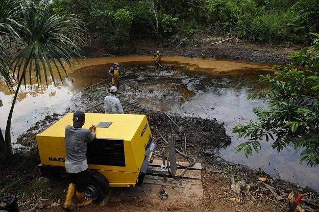 Pracownicy firmy Petroecuador oczyszczają jedno ze skażonych miejsc w regionie Rumipamba /AFP