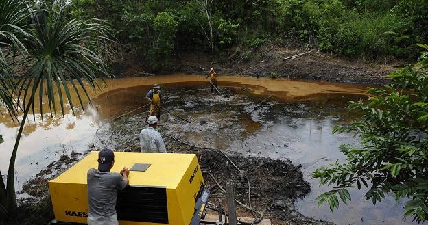 Pracownicy firmy Petroecuador oczyszczają jedno ze skażonych miejsc w regionie Rumipamba /AFP