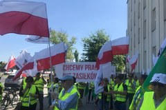 Pracownicy firmy rolniczej protestują pod oddziałem KOWR w Częstochowie