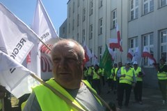 Pracownicy firmy rolniczej protestują pod oddziałem KOWR w Częstochowie