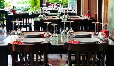 Pracownicy gastronomii żalą się na klientów. "Pani mi weszła pod roletą"