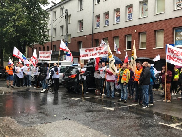 Pracownicy Huty Częstochowa protestują przed sądem /Anna Kropaczek /RMF FM
