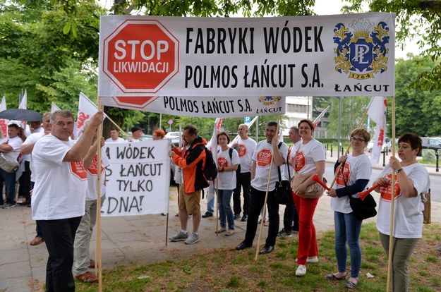 Pracownicy i związkowcy łańcuckiego Polmosu pikietują w obronie miejsc pracy /Marcin Obara /PAP