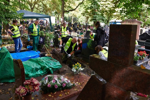 Pracownicy Instytutu Pamięci Narodowej z wolontariuszami rozpoczęli 10 bm. poszukiwania szczątków Danuty Siedzikówny ps. „Inka” na Cmentarzu Garnizonowym w Gdańsku /Adam Warżawa /PAP