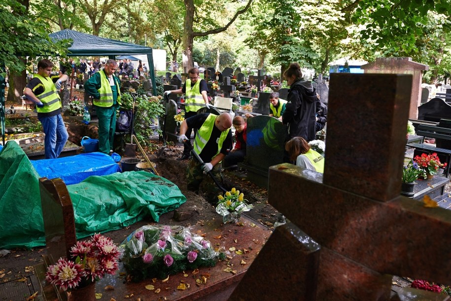 Pracownicy Instytutu Pamięci Narodowej z wolontariuszami rozpoczęli 10 bm. poszukiwania szczątków Danuty Siedzikówny ps. „Inka” na Cmentarzu Garnizonowym w Gdańsku /Adam Warżawa /PAP