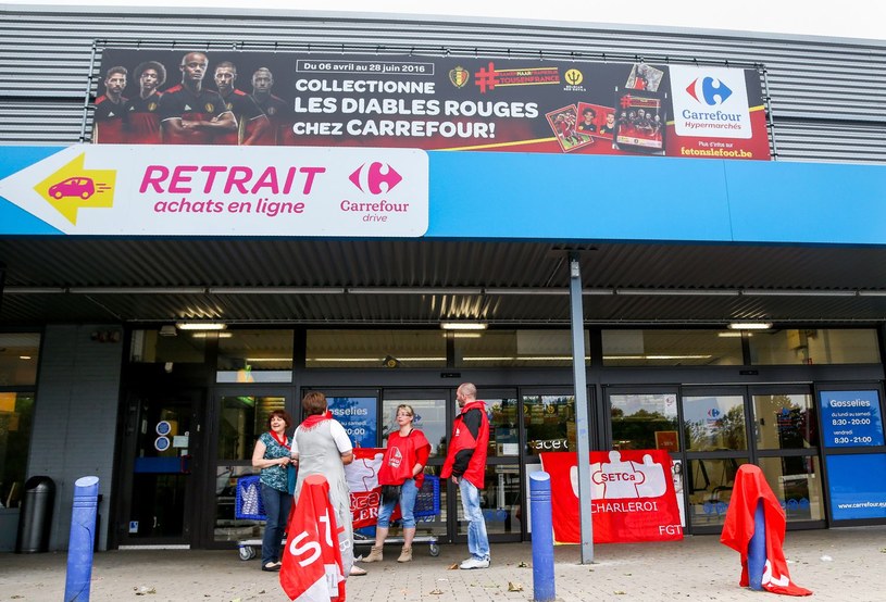 Pracownicy jednego z belgijskich supermarketów w Charleroi /AFP